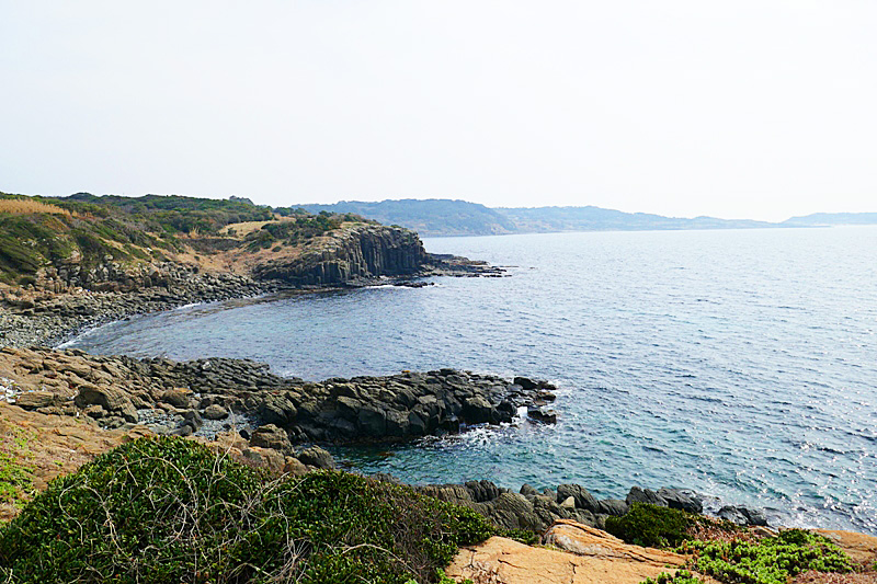 海は深い青でとてもきれいな角島牧崎の風景