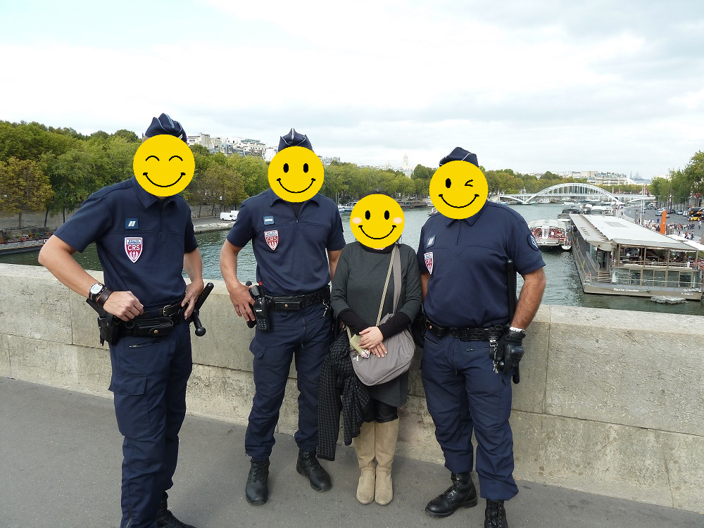 パリでは警察の方と一緒に記念撮影