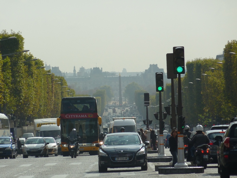 シャンゼリゼ通りの向こうにコンコルド広場のオベリスクが見える