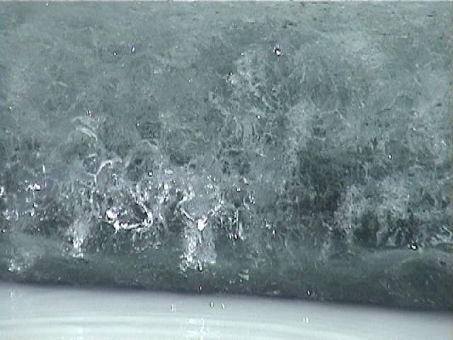 透明で透き通ってキラキラして、とてもキレイな氷
