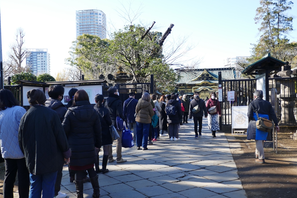 上野東照宮の初詣の長い行列