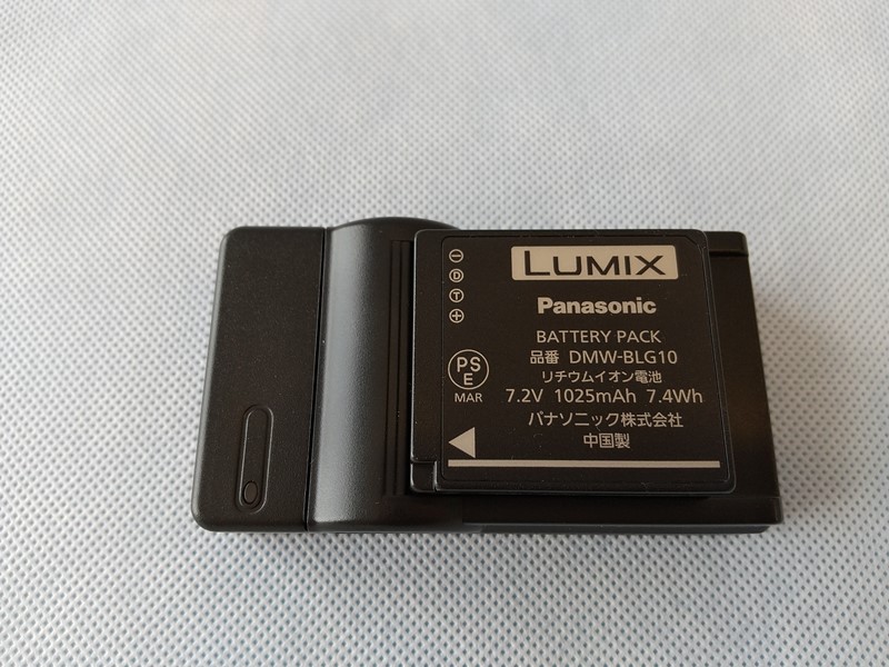 パナソニックLUMIX DMC-TX1のROWA製充電器