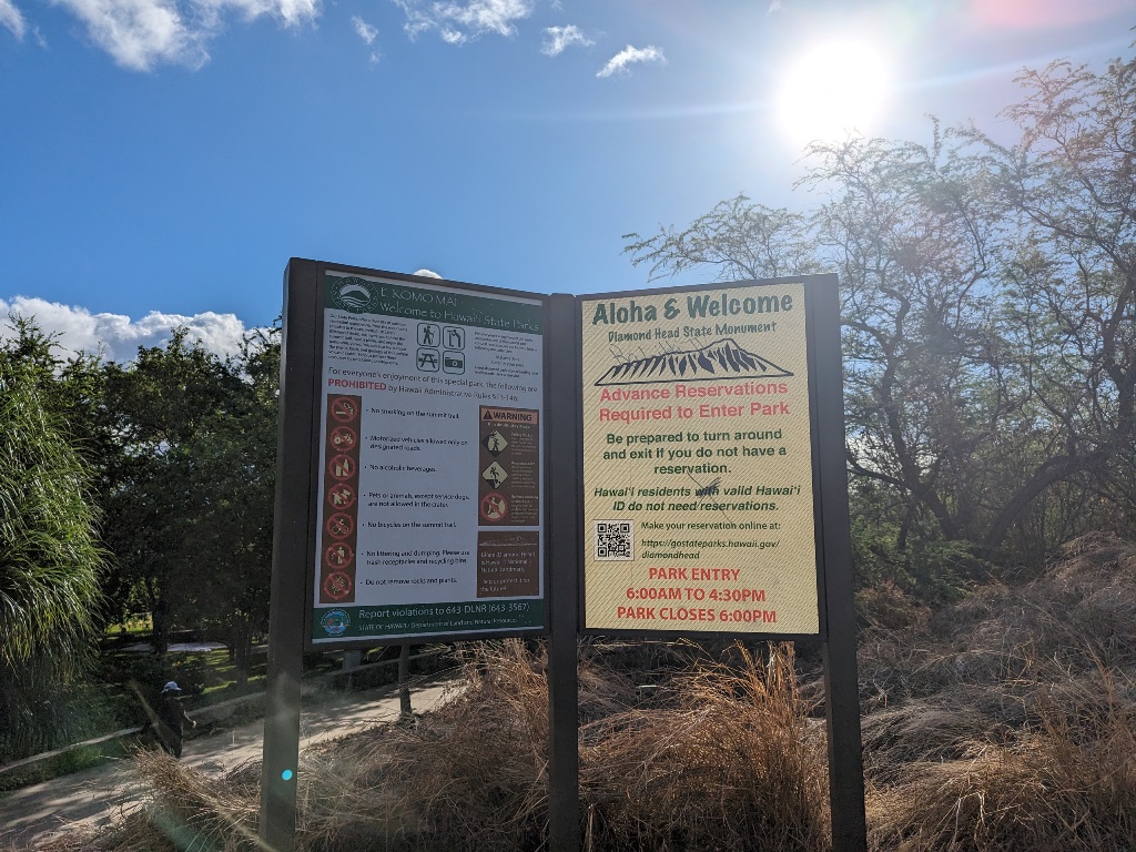 ダイヤモンドヘッド登山　ハワイ旅行　Diamond Head Hawaii