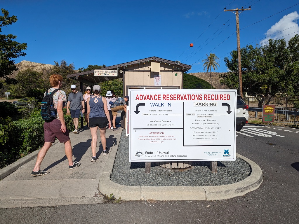 ダイヤモンドヘッド登山　ハワイ旅行　Diamond Head Hawaii