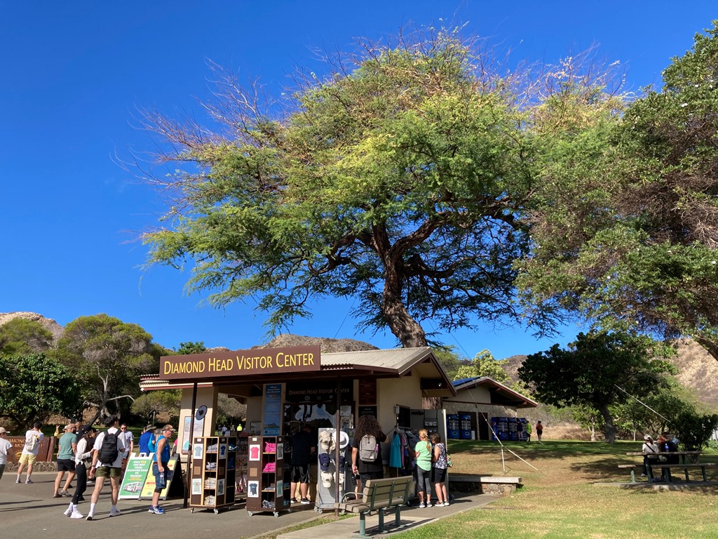 ダイヤモンドヘッド登山　ハワイ旅行　Diamond Head Hawaii