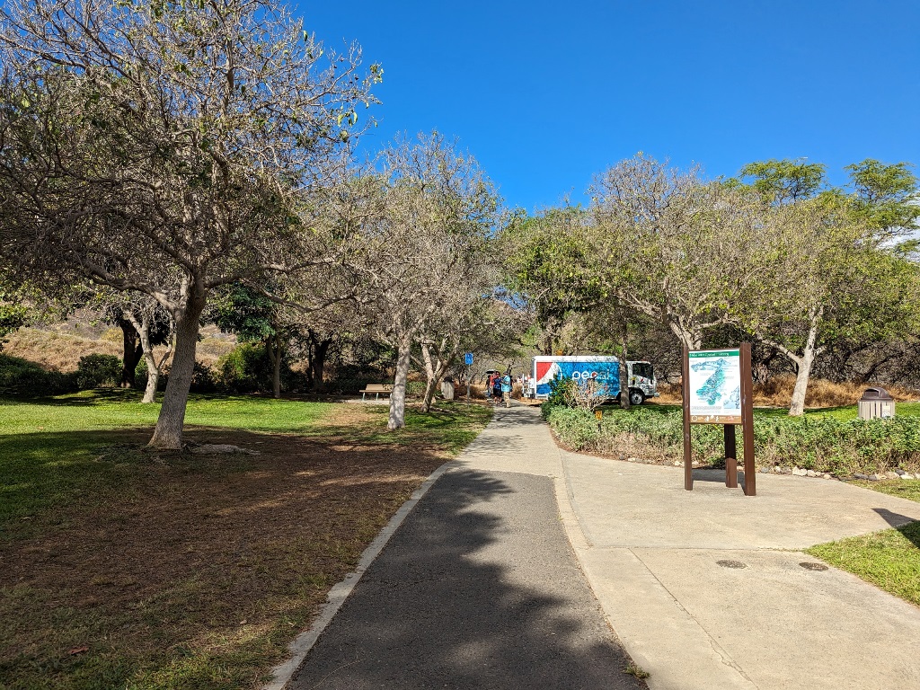 ダイヤモンドヘッド登山　ハワイ旅行　Diamond Head Hawaii