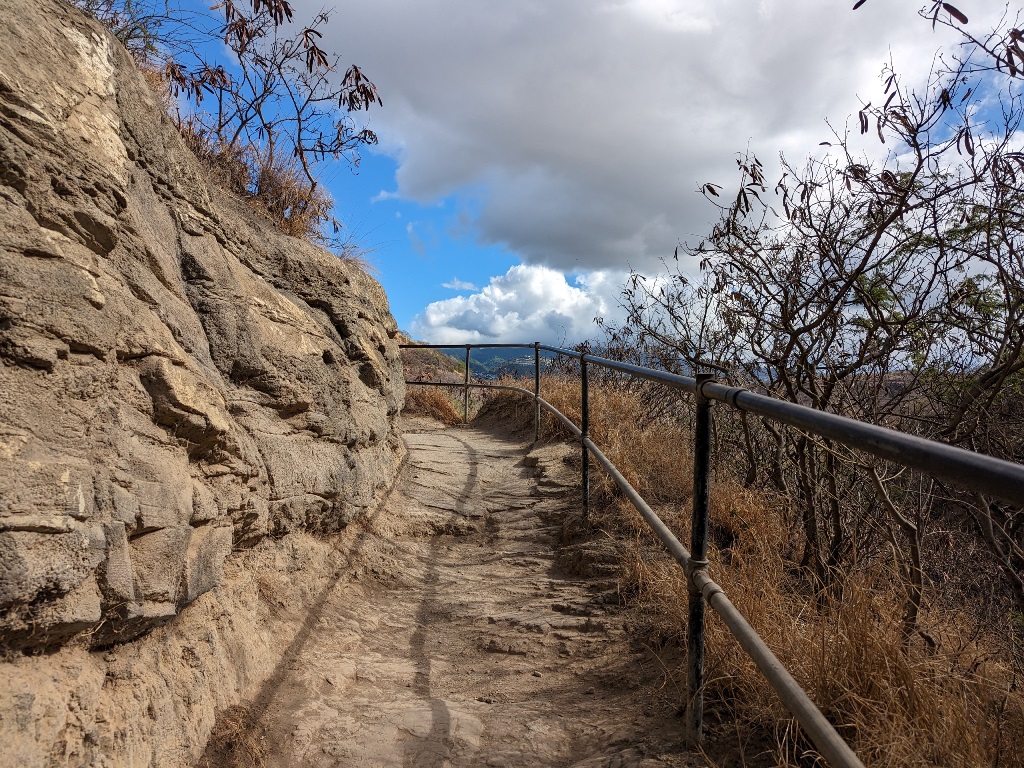 ダイヤモンドヘッド登山　ハワイ旅行　Diamond Head Hawaii