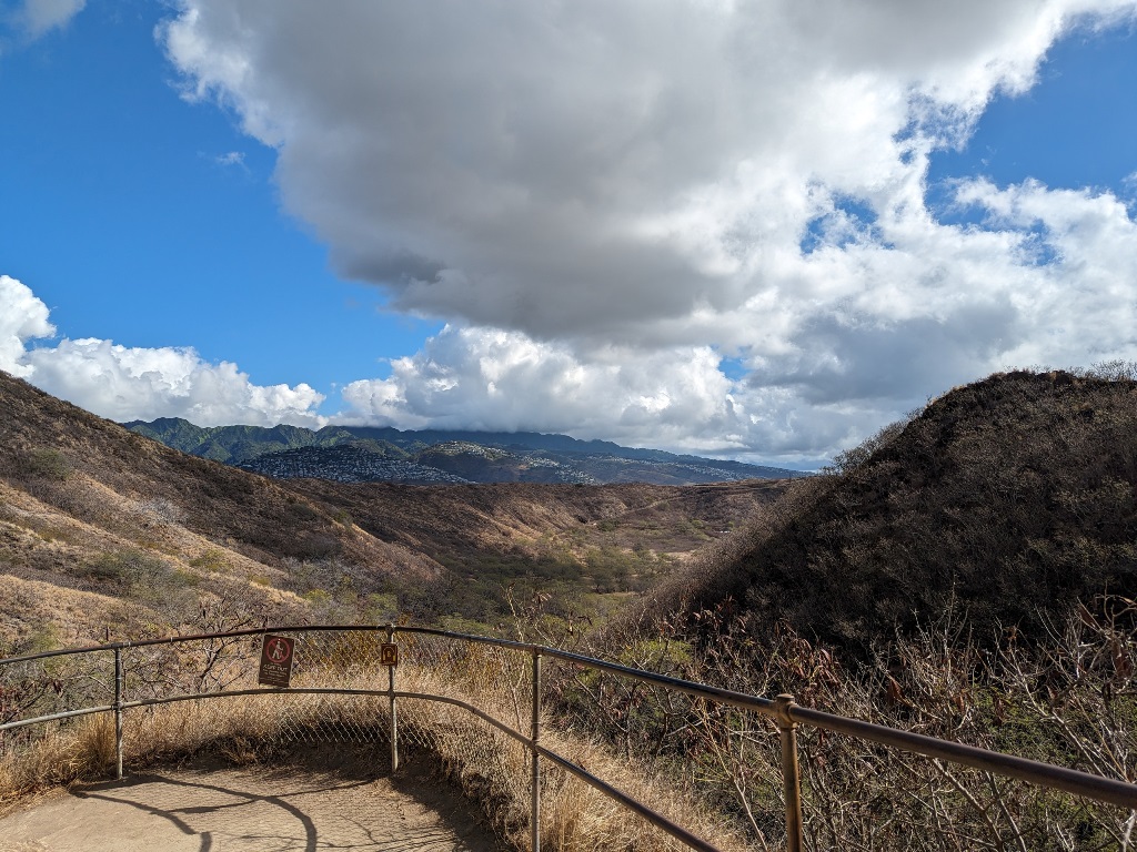 ダイヤモンドヘッド登山　ハワイ旅行　Diamond Head Hawaii