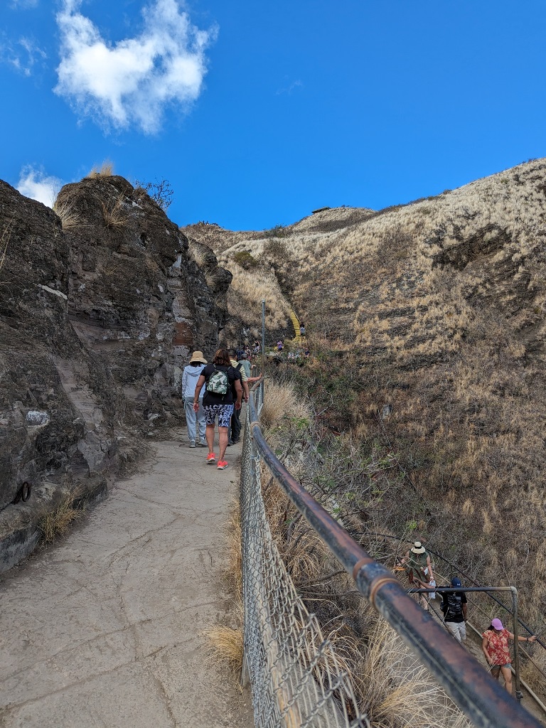 ダイヤモンドヘッド登山　ハワイ旅行　Diamond Head Hawaii