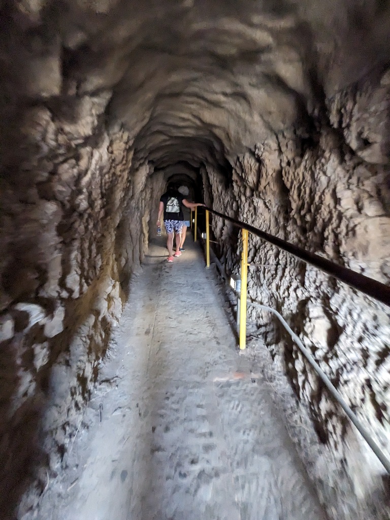 ダイヤモンドヘッド登山　ハワイ旅行　Diamond Head Hawaii