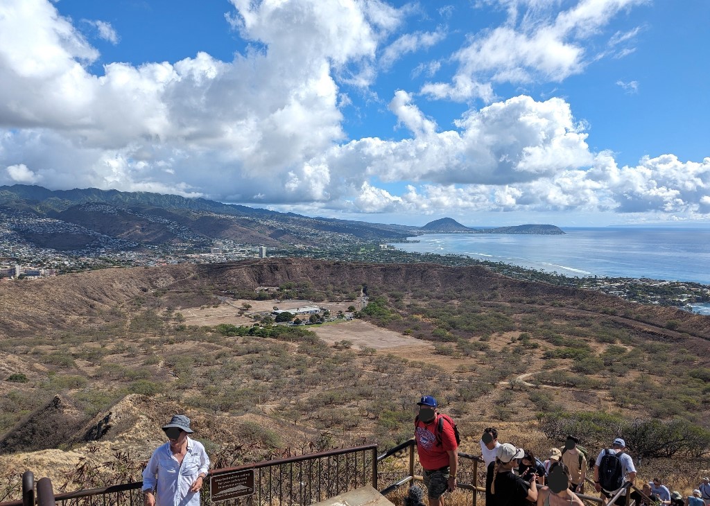 ダイヤモンドヘッド登山　ハワイ旅行　Diamond Head Hawaii