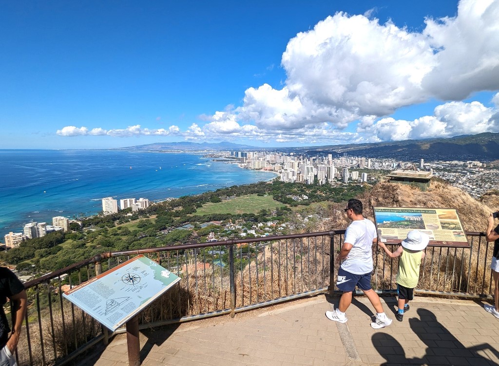 ダイヤモンドヘッド登山　ハワイ旅行　Diamond Head Hawaii