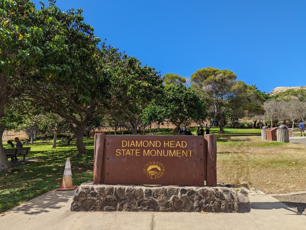 ダイヤモンドヘッド登山　ハワイ旅行　Diamond Head Hawaii